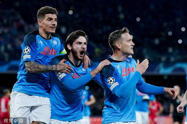 不少球迷在 不少球迷在